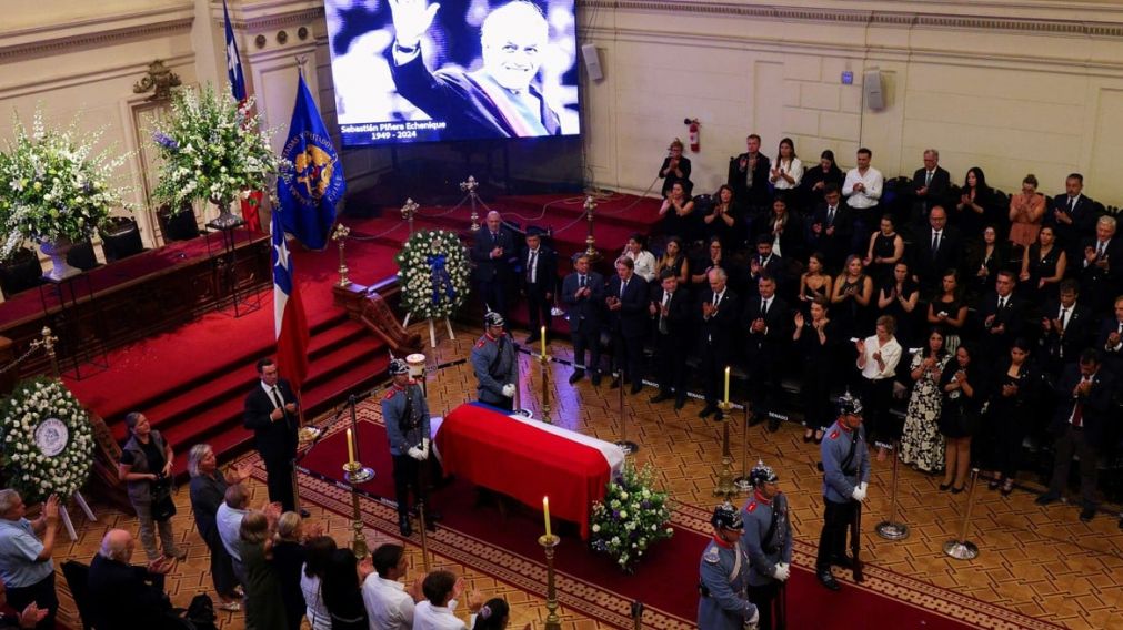 Expresidentes, adversarios y seguidores despiden en Chile a Sebastián Piñera
