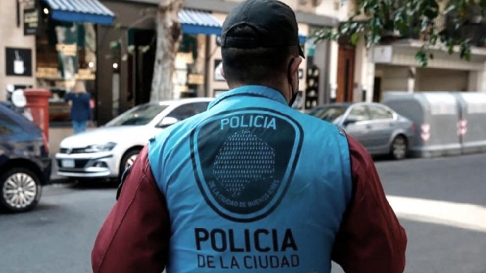 El oficial baleado se desempeña en la Policía de la Ciudad.