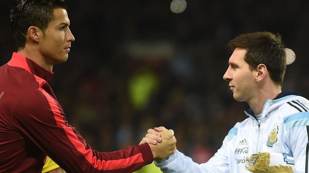 Lionel Messi y Cristiano Ronaldo mantienen una larga rivalidad (Archivo).
