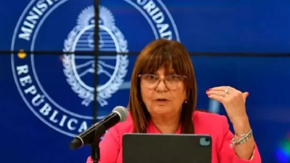 Patricia Bullrich reestablecerá normativa que habilita a fuerzas federales el uso de armas de fuego sin dar voz de alto .