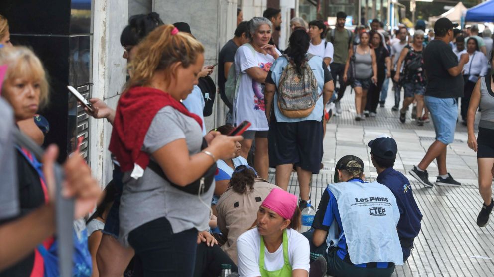 Cocineras y coordinadoras de comedores comunitarios volverán a protestar frente al Ministerio de Capital Humano (Télam).