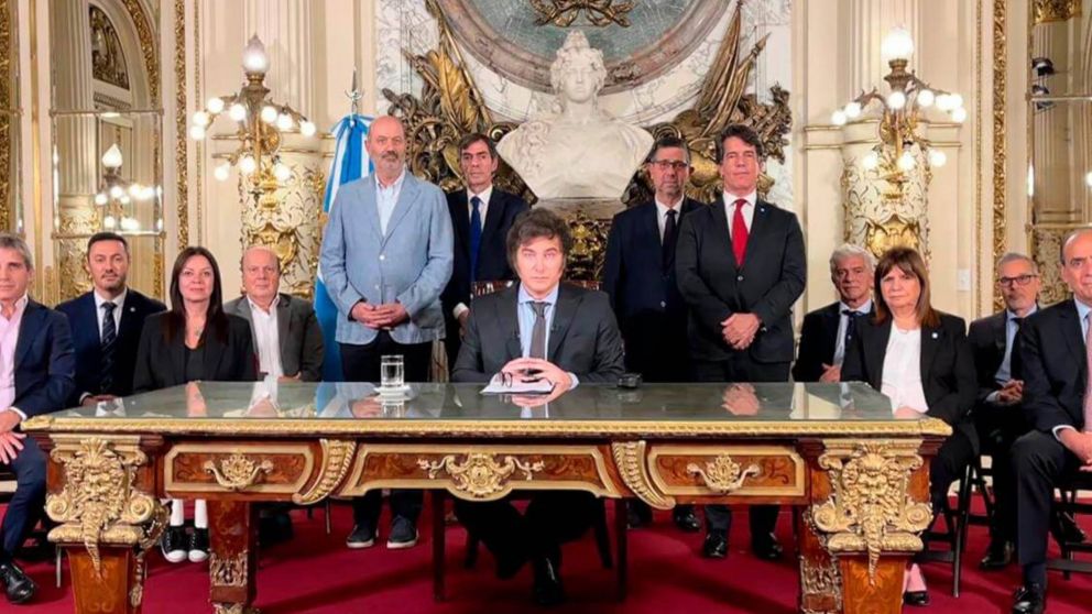 Milei duro con la oposición tras la derrota parlamentaria.