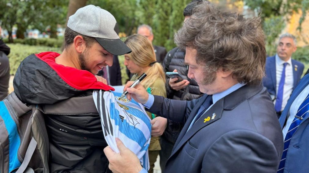 Milei firmó camisetas de la Selección Argentina en su primer día en Jerusalén.