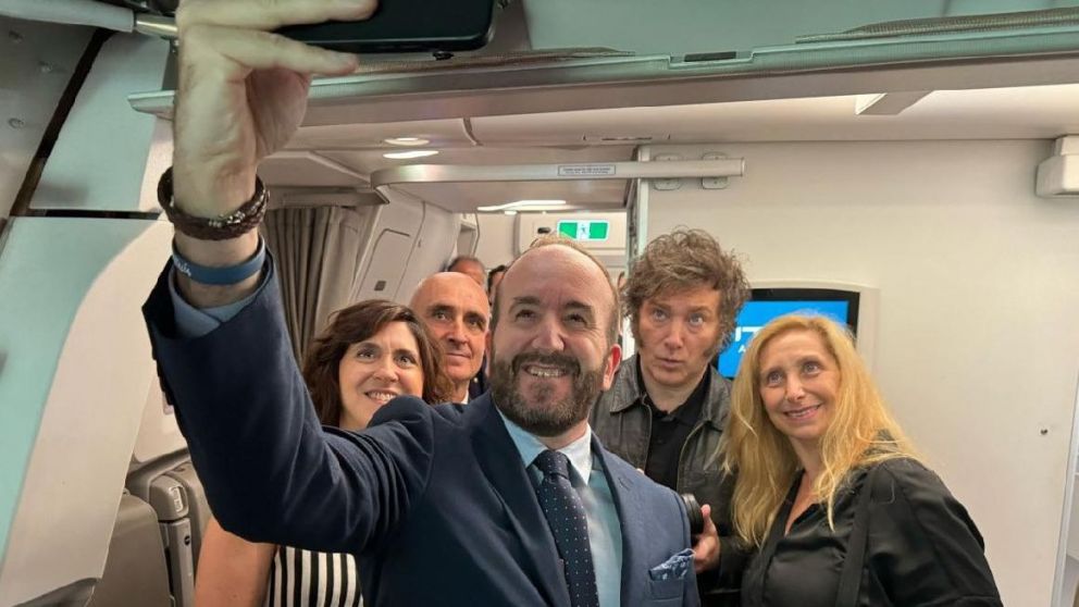 El mandatario Javier Milei comienza un viaje que incluye una visita al Papa Francisco en el Vaticano.