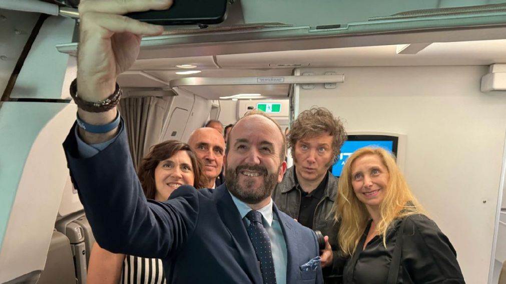 EL EMBAJADOR DESIGNADO EN ISRAEL, SHIMON AXEL WAHNISH, A CARGO DE LA "FOTO SELFIE" QUE INCLUY� A JAVIER Y KARINA MILEI.