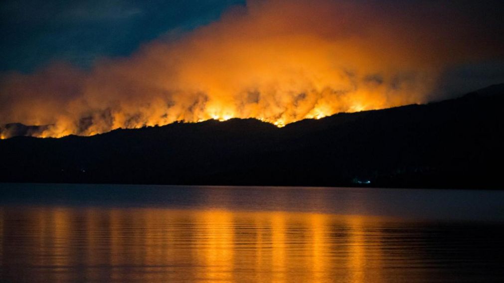 El incendio en el Parque Los Alerces avanza hacia Esquel (Télam).