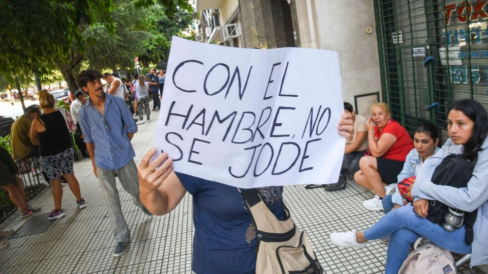 Organizaciones sociales protestaban este lunes en la sede del Ministerio de Capital Humano (Télam).