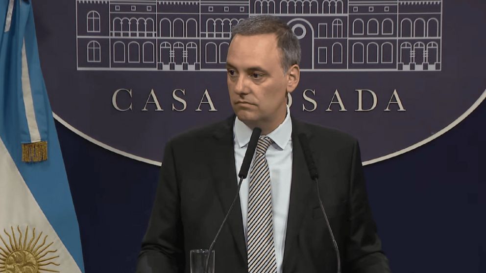 El vocero presidencial Manuel Adorni en su habitual conferencia de prensa.