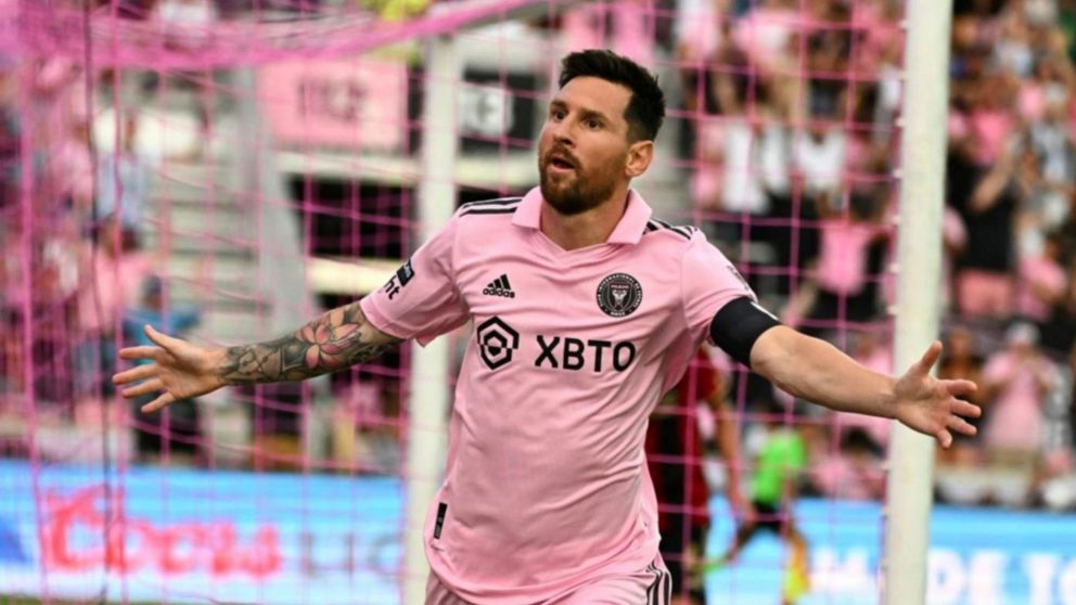 El susto de Lionel Messi ante los fuegos artificiales lanzados después del partido en Hong Kong.