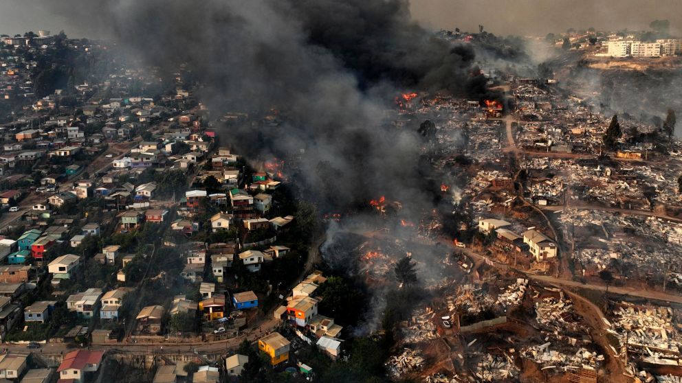 Los incendios forestales afectan 43 mil hectáreas en Chile (Télam).