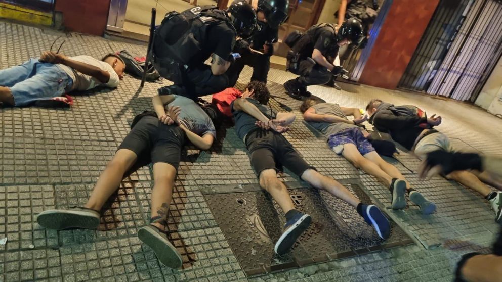Más de 30 personas fueron detenidas tras los disturbios de anoche frente al Congreso.