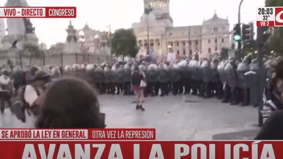 Máxima tensión por enfrentamientos entre la Policía y manifestantes frente al Congreso