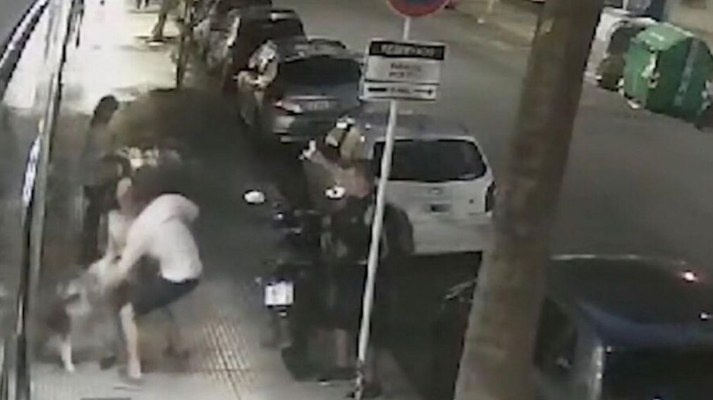 Una cámara de seguridad captó el momento del ataque.