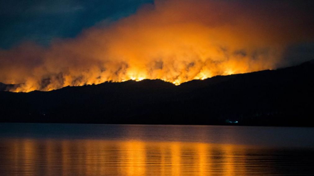 El foco activo del incendio ya arrasó con 2.500 hectáreas.