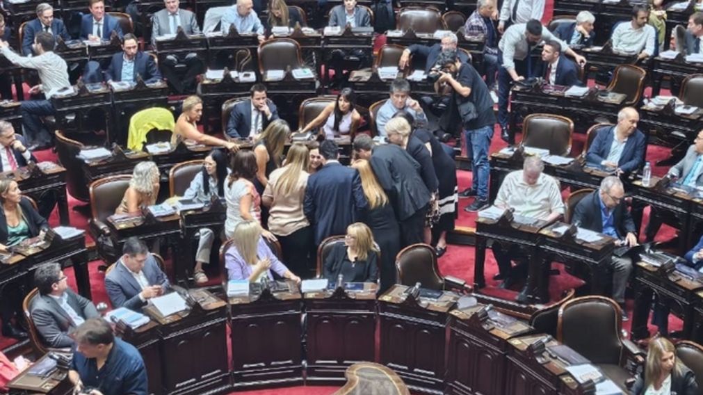Entre los legisladores radicales que se acercaron a la diputada se encuentran Francisco Monti, Julio Cobos, Pamela Verasay.