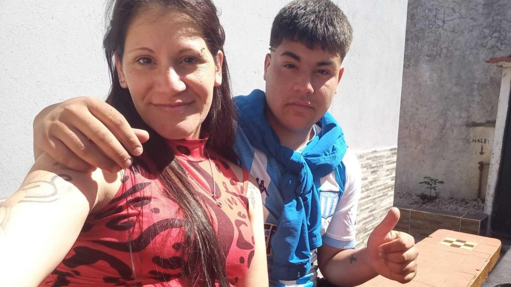 Tomás Tello junto a su mamá Samanta Ferreira.