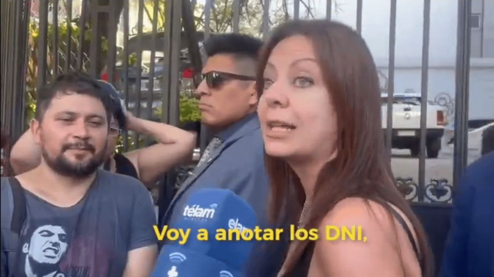 La ministra de Capital Humano, Sandra Pettovello, salió a hablar con los manifestantes.