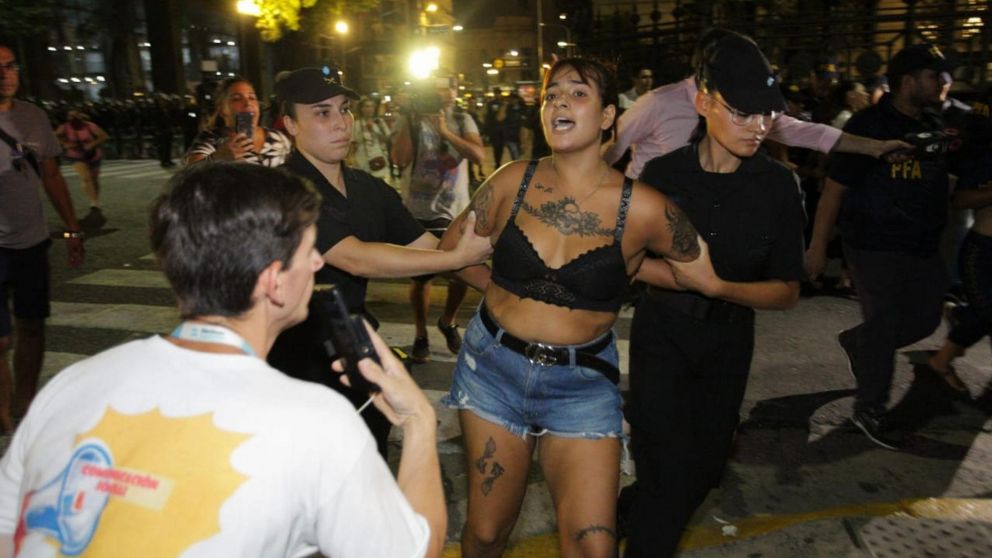 Cuatro mujeres fueron detenidas este miércoles frente al Congreso (Gentileza La Izquierda Diario).