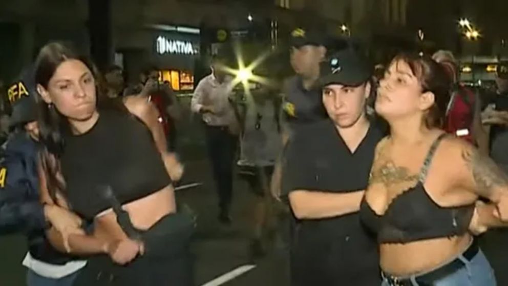 Detuvieron a cuatro mujeres frente al Congreso mientras protestaban contra la Ley Ómnibus (Imagen redes sociales).