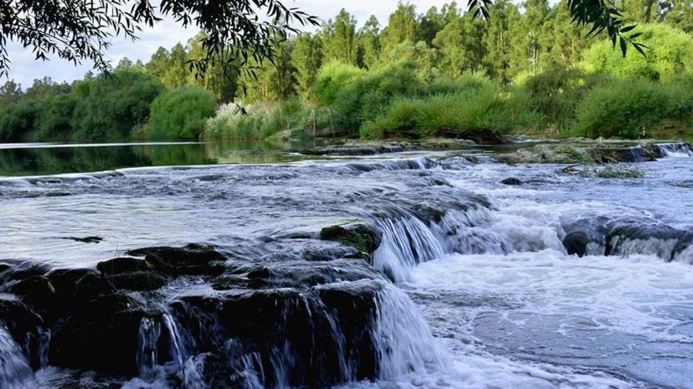 Escapada: un paraje poco conocido rodeado de cascadas de agua cristalina que se encuentra "oculto" en la Costa Atlántica.