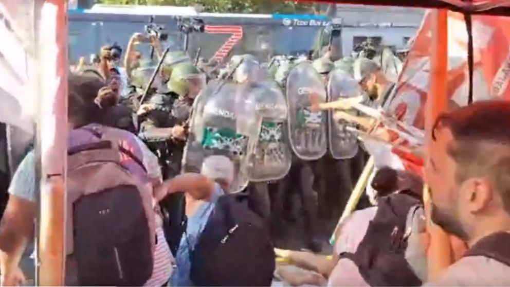 Tensión frente al Congreso mientras se vota la Ley Ómnibus.