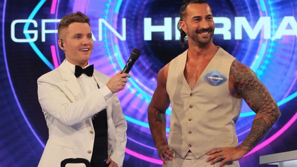 Después de recibir en Gran Hermano un mensaje de su novia que lo conmovió, Lisandro Navarro se "chapó" a una de sus compañeras.