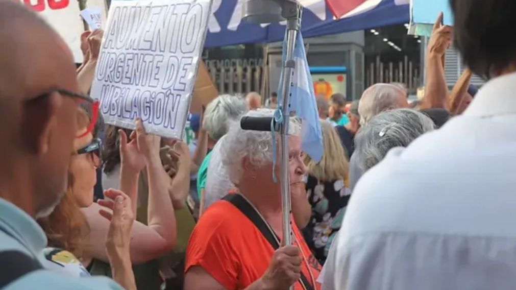 Jubilados llevaron su reclamo frente al Congreso (Gentileza El Ancasti)