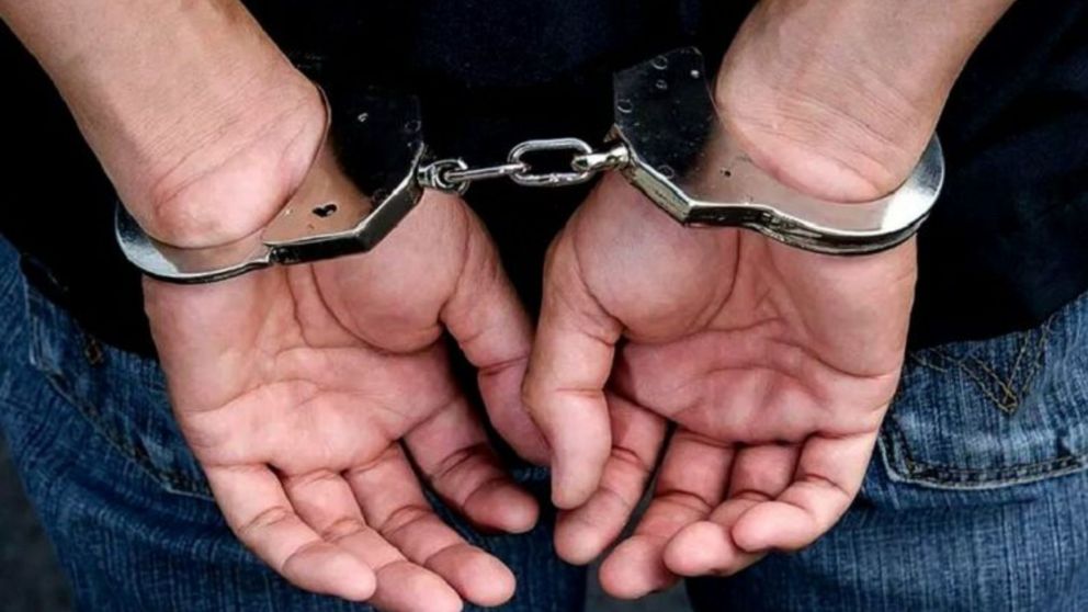 La policía detuvo al agresor tras la denuncia.
