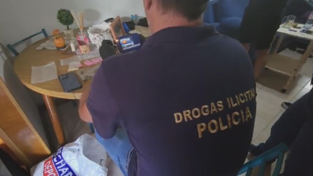 Los investigadores policiales requisaron la vivienda en la que residía el individuo.