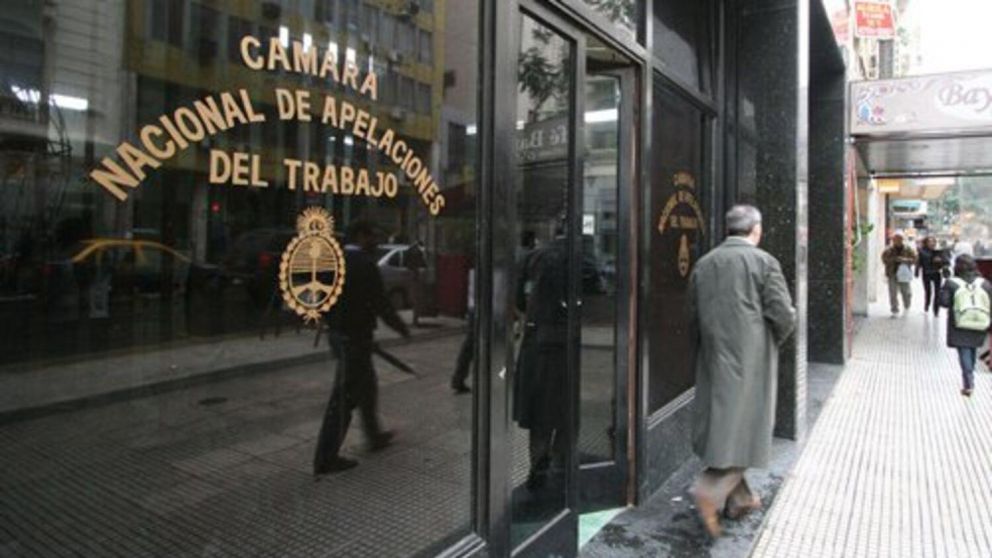 La Justicia hizo lugar�al amparo contra el Gobierno por el DNU�de desregulaci�n de la econom�a y declar� la incostitucionalidad�del cap�tulo referido a la reforma laboral.