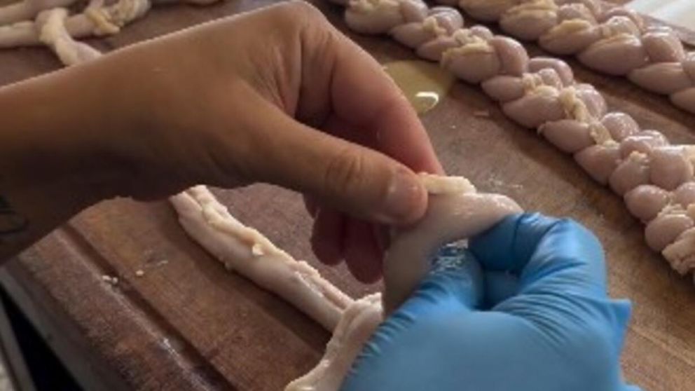 El "carnicero amigo" dej� un video para armar los chinchulines (Instagram).