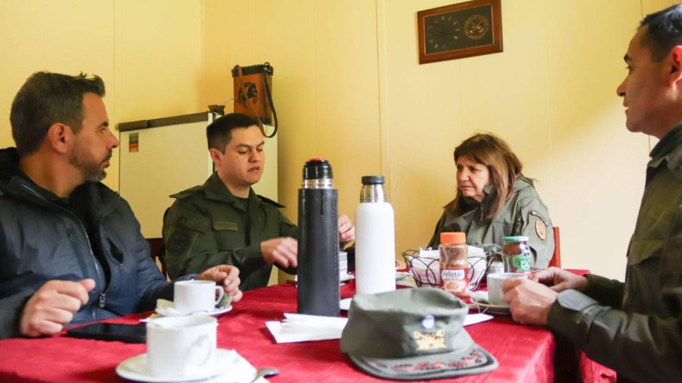 Patricia Bullrich visitó al "Grupo Cocovi" de Gendarmería, ubicado en un lugar inhóspito de Santa Cruz.