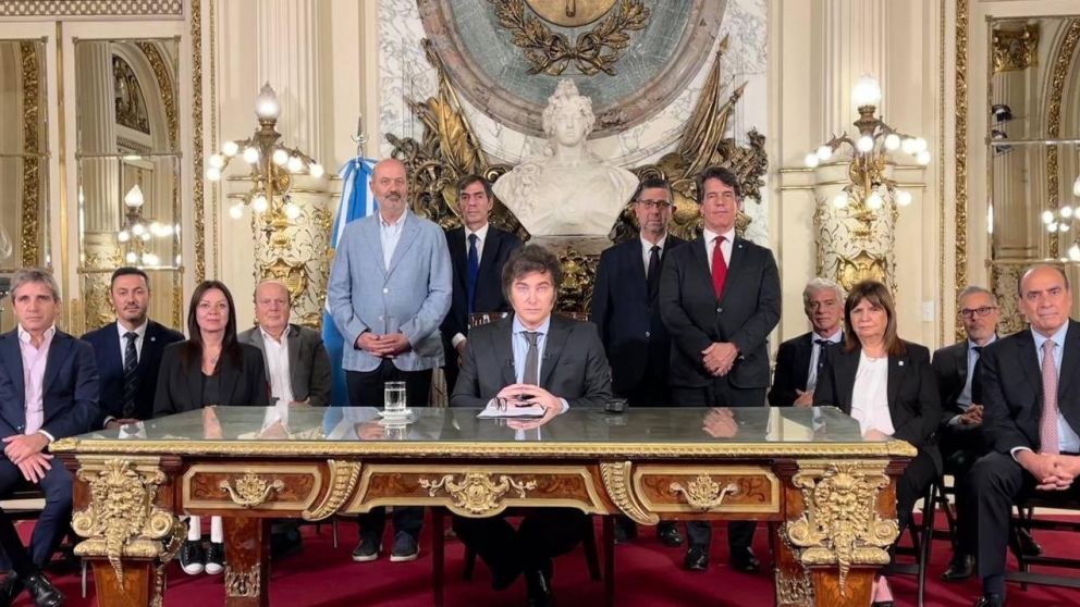 Javier Milei presentó el DNU para desregular la economía mediante una cadena nacional.