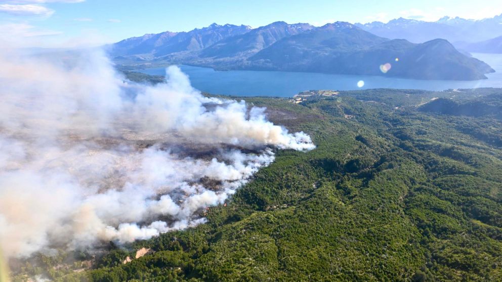 Los incendios forestales que azotan a la provincia de Chubut (Télam).