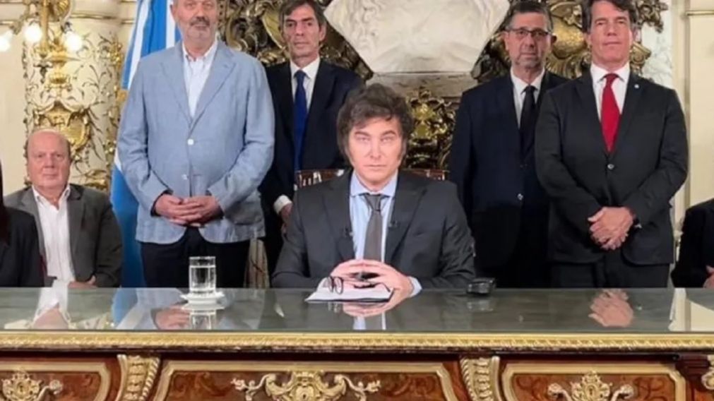 El presidente Javier Milei cuando presentó el DNU 70/23 (Archivo).