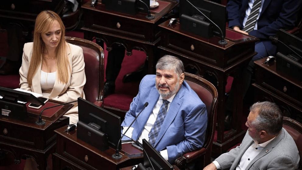 Mientras esperaban el llamado oficial de la sesión especial para debatir el mega DNU de Milei, los bloques del Senado preparan sus estrategias para obtener quórum (Imagen archivo).