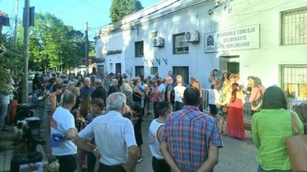 Los vecinos expresaron su enojo frente al concejo deliberante.