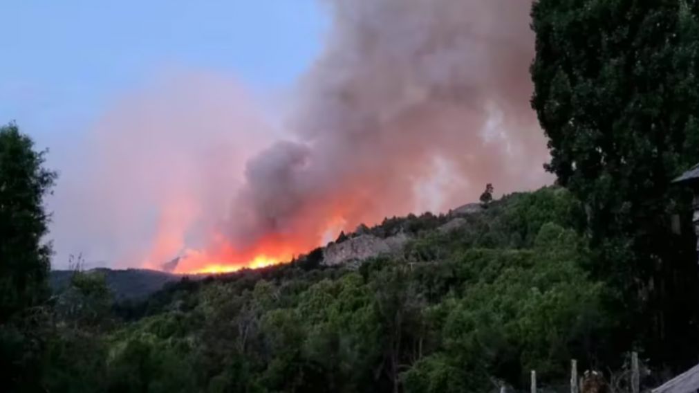 El humo dificulta las tareas aéreas para combatir el fuego.