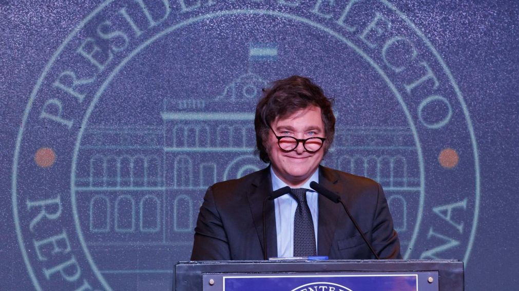 Javier Milei quiere cumplir su promesa de dolarizar (Archivo).