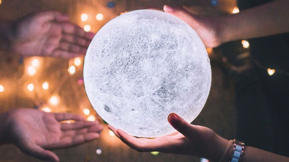 Los sencillos rituales para hacer durante la Luna Llena de enero y atraer todo lo que se desee.