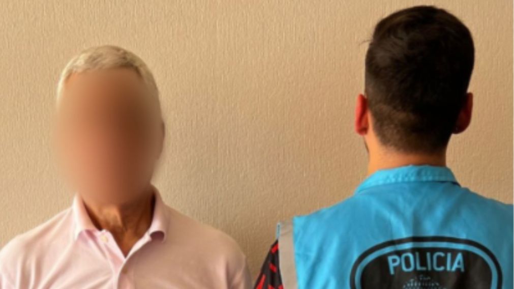 El hombre tiene 77 años.