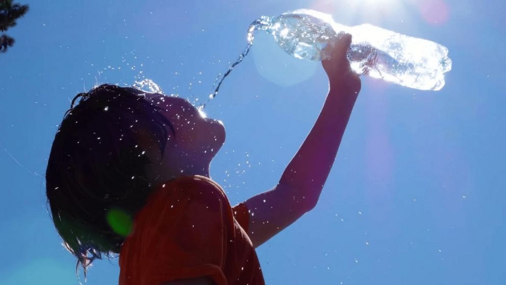 En días con altas temperaturas, los niños, al estar más expuestos, pueden ser susceptibles a sufrir golpes de calor (Imagen ilustrativa).