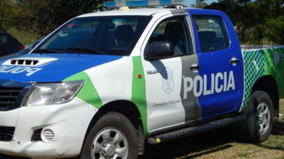 La policía llegó alertada por los empleados que vieron el robo en la cámara de seguridad.