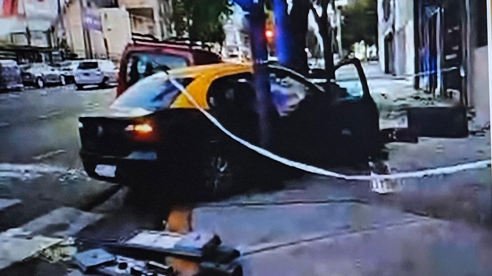Impactante siniestro vial en Flores, donde un conductor chocó a un taxi y huyó.