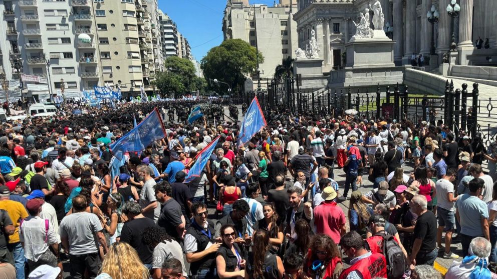 Una multitud se congregó en la Plaza del Congreso (Crónica/Carlos Ventura).