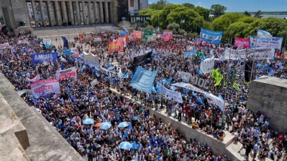 Paro y marchas en todo el país en contra de la Ley Ómnibus. (Gentileza Rosario3)