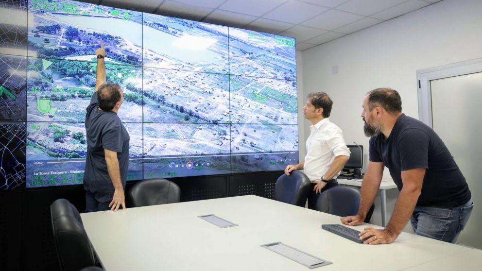 Axel Kicillof se reunió en Puente 12 con el Ministro de Seguridad bonaerense y jefes de la Policía.