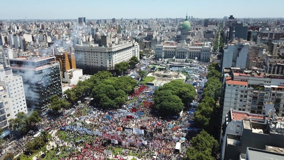 Paro general y masiva manifestación al Congreso contra el Gobierno.