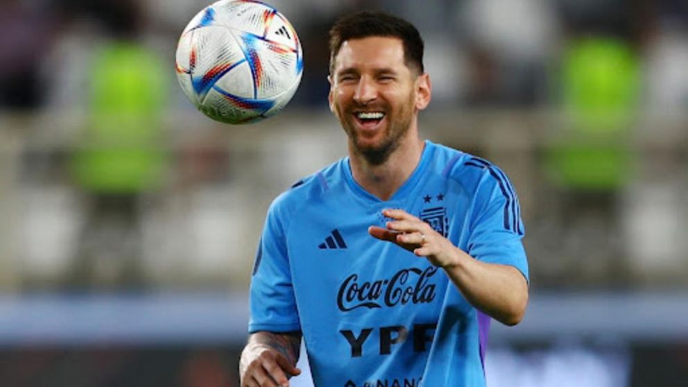 Lionel Messi y sus grandes amores: la pelota y la selección argentina (Archivo).