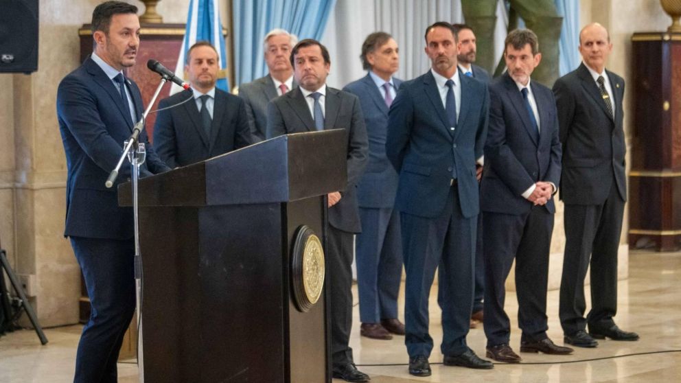 Luis Petri tomó juramento a los funcionarios que lo acompañarán en su gestión en la cartera castrense.